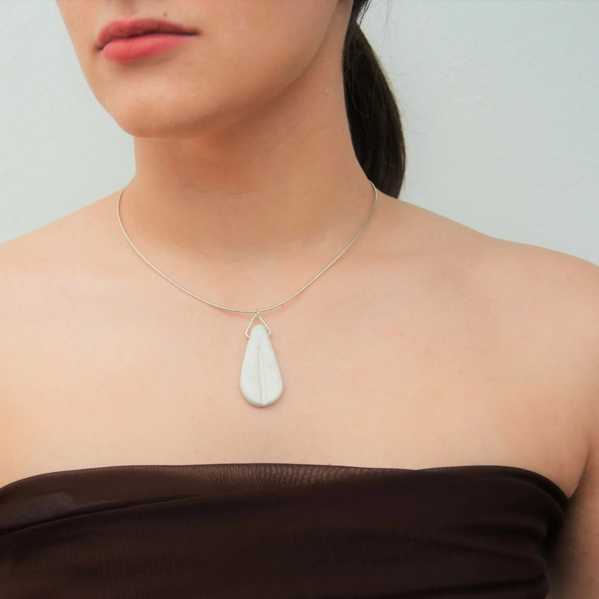 collar-tubo-mostazayblanco-regalo-ceramica-artesanal-cuerotrenzado-plata 2.webp