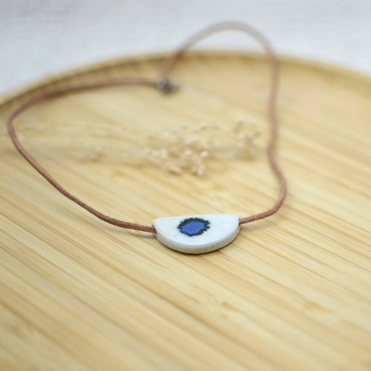 collar-medialuna-blanco-ceramica-artesanal-cuero-plata
