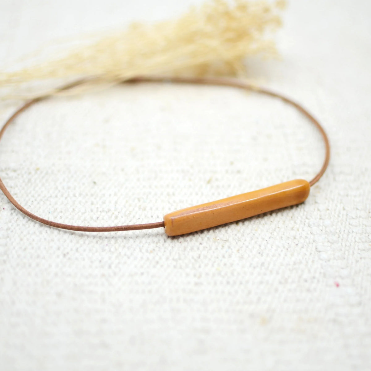 collar-prisma-mostaza-grande-regalo-ceramica-artesanal-cuero-plata2