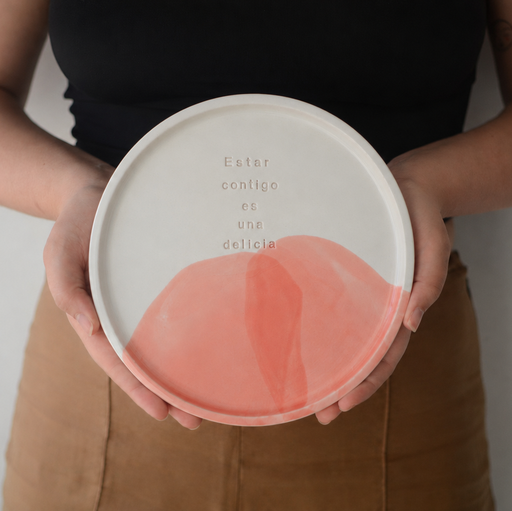 Plato cerámica artesanal Estar contigo es una delicia arcilla blanca esmaltado en blanco y rosa hecho a mano 21cm -regalo-  Maia Artesanía 