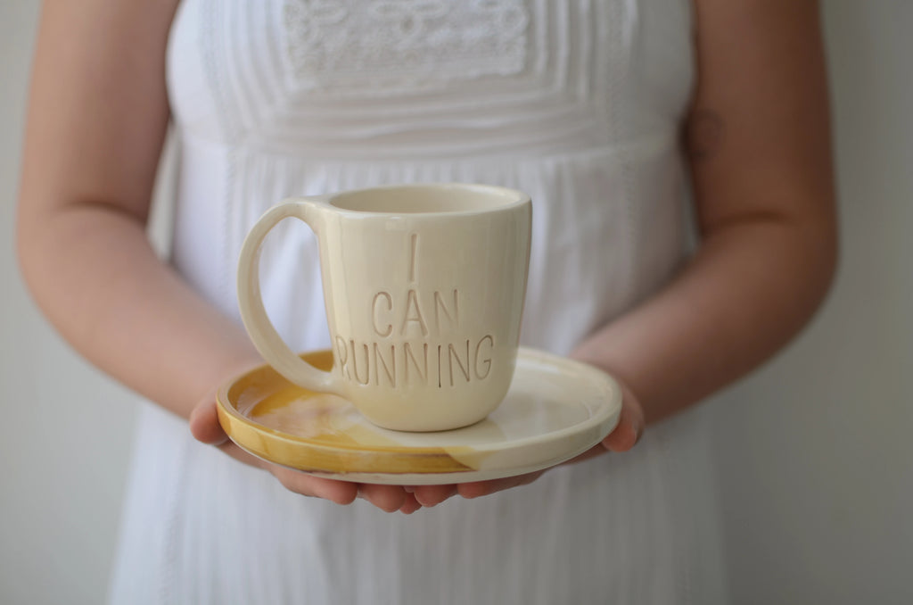 Taza Sonríe personalizada con texto a mano, cerámica artesanal 250-300 ml — regalo único y original de Maia Cerámica, blanco i can running