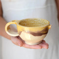 Taza cerámica artesanal con corazones esmaltada en miel y blanco hecha a mano - Maia Artesanía Cerámica