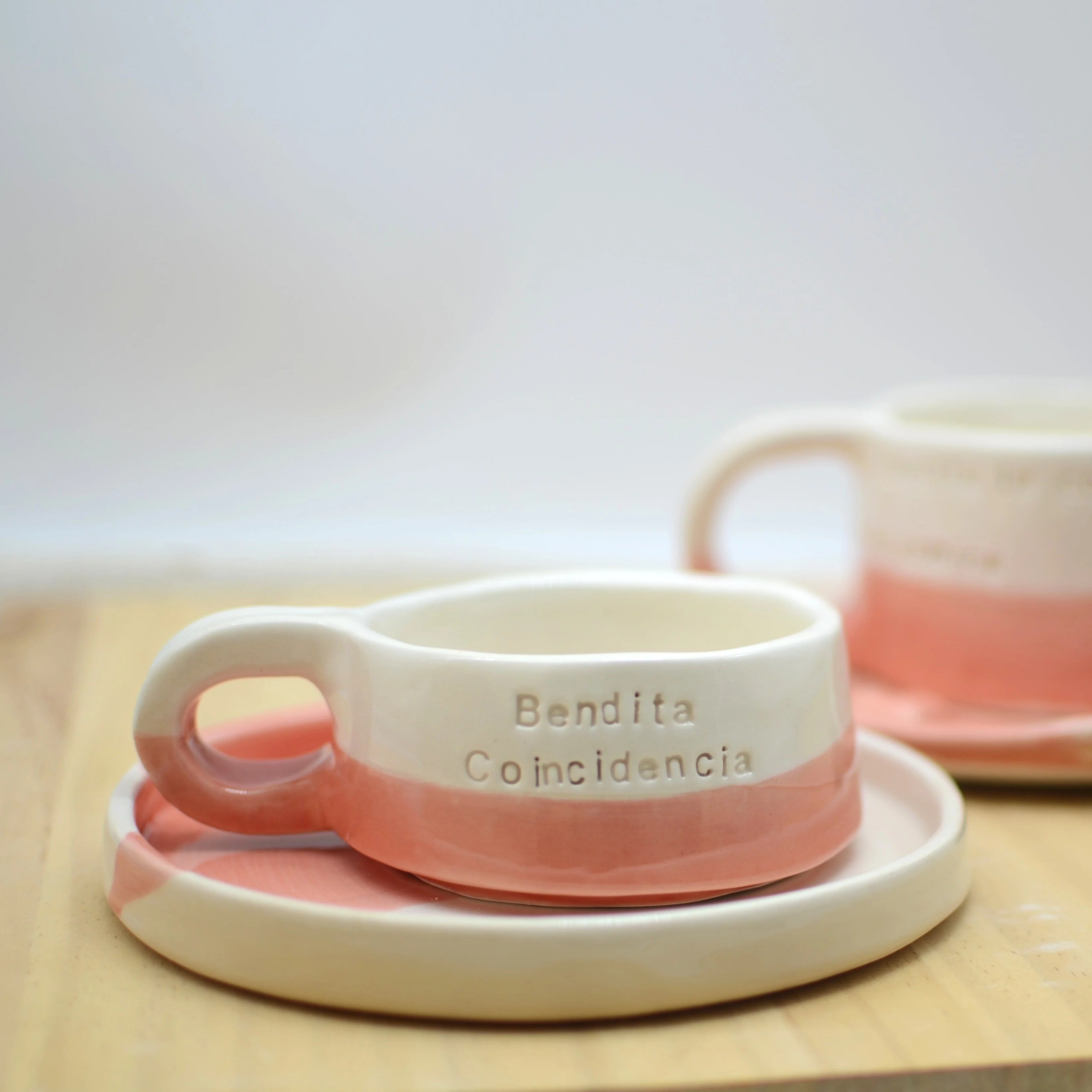 Set tazas apilables Maia hecho a mano, arcilla blanca esmaltada, taza de arriba, taza de abajo y plato a juego