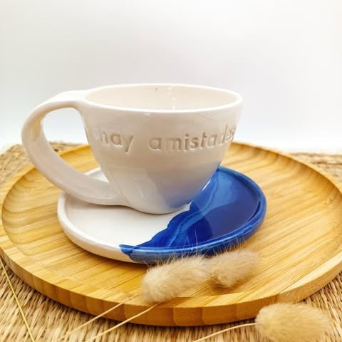 Taza cerámica Maia 'Hay amistades que son hogar' — 10 cm sin asa, 14 cm con asa, 7 cm alto