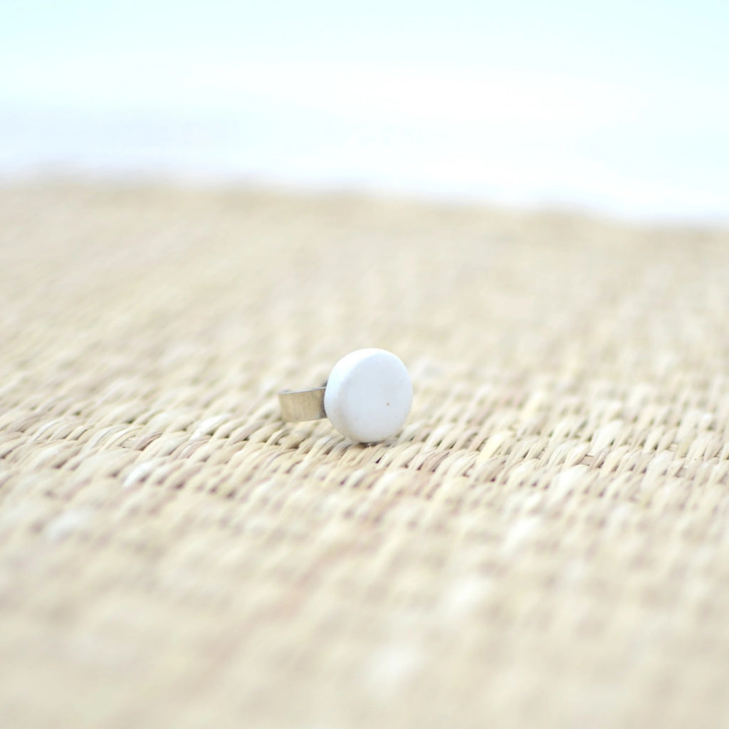 anillo-ceramica-plata-artesania-blanco-regalo