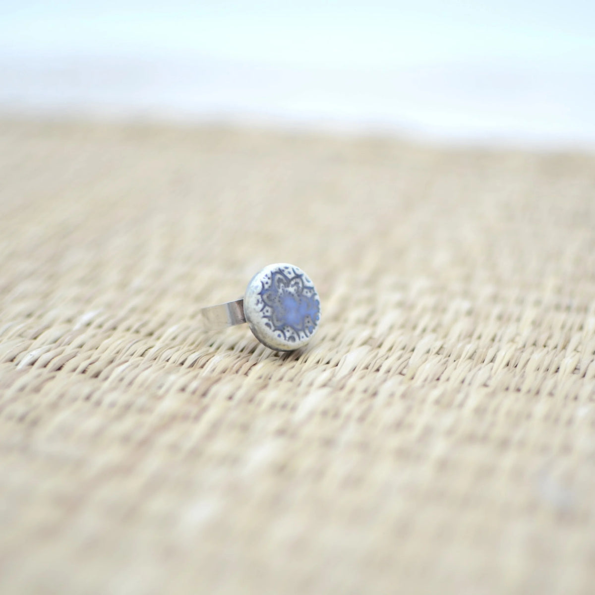 anillo-ceramica-plata-artesania-gris-flores-regalo