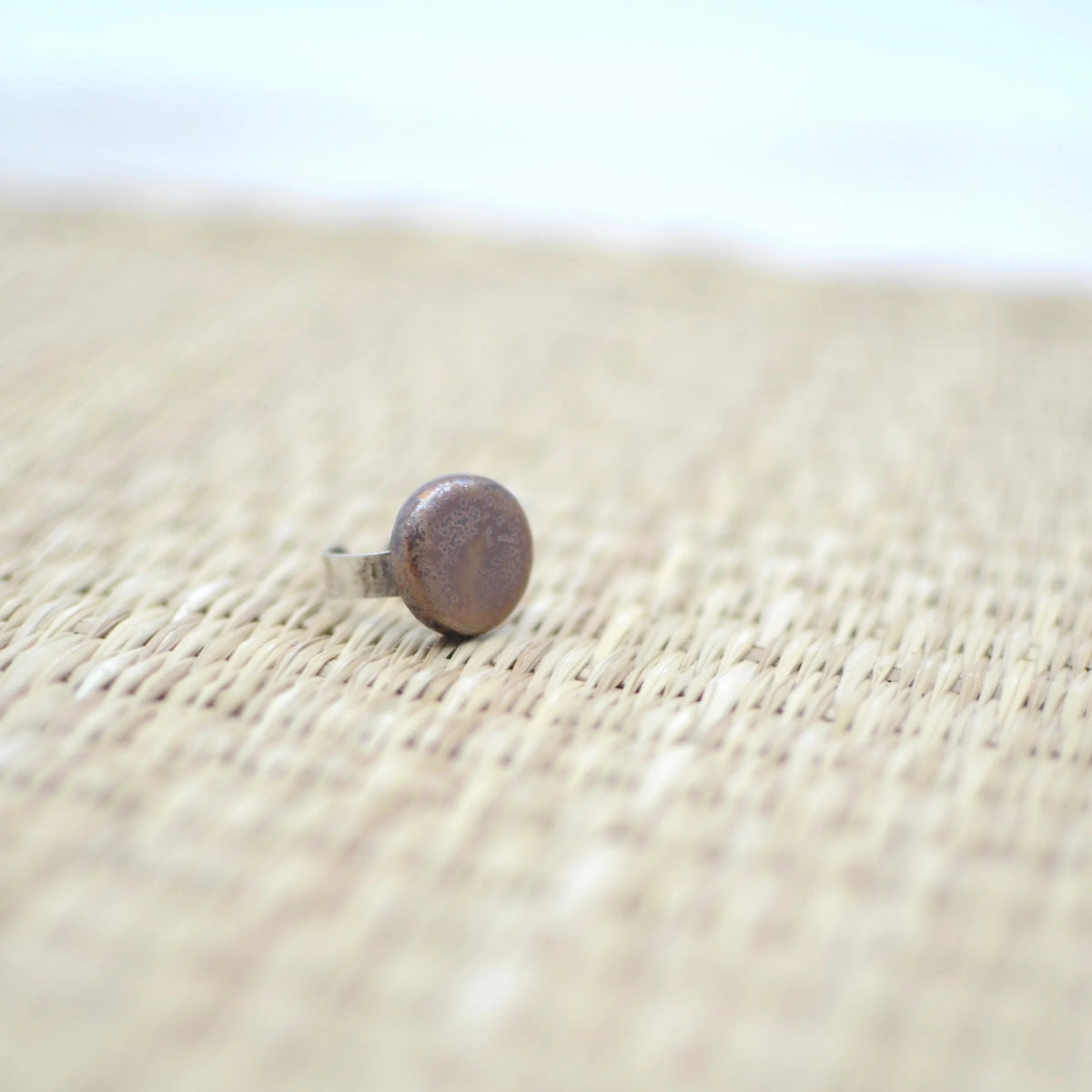 anillo-ceramica-plata-artesania-marron-dorado-regalo