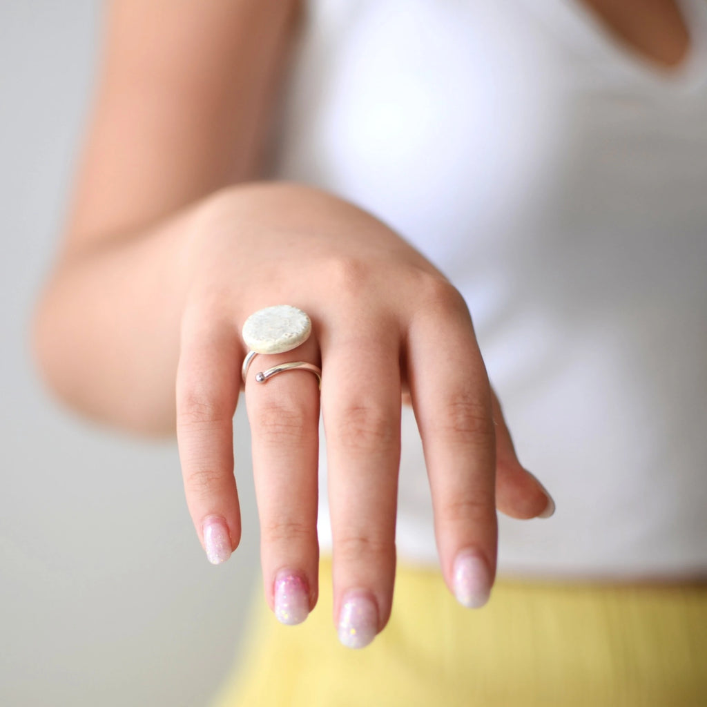 anillo-plata.ceramica-arteanal-artesania-regalo-blanco-flores