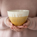 Bowl cerámica artesanal con texto Mon Amour esmaltado en blanco y arena - Maia Artesanía Cerámica