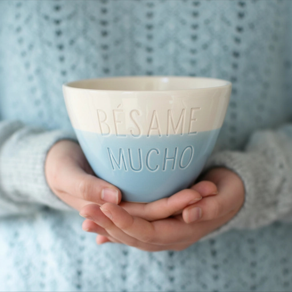 Bowl cerámica artesanal con texto Mon Amour esmaltado en blanco y celeste - Maia Artesanía Cerámica
