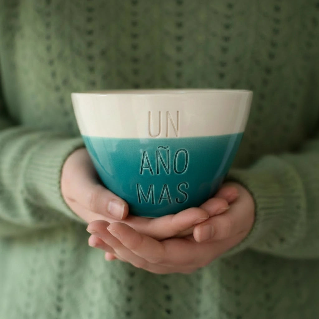 Bowl cerámica artesanal con texto Mon Amour esmaltado en blanco y turquesa - Maia Artesanía Cerámica