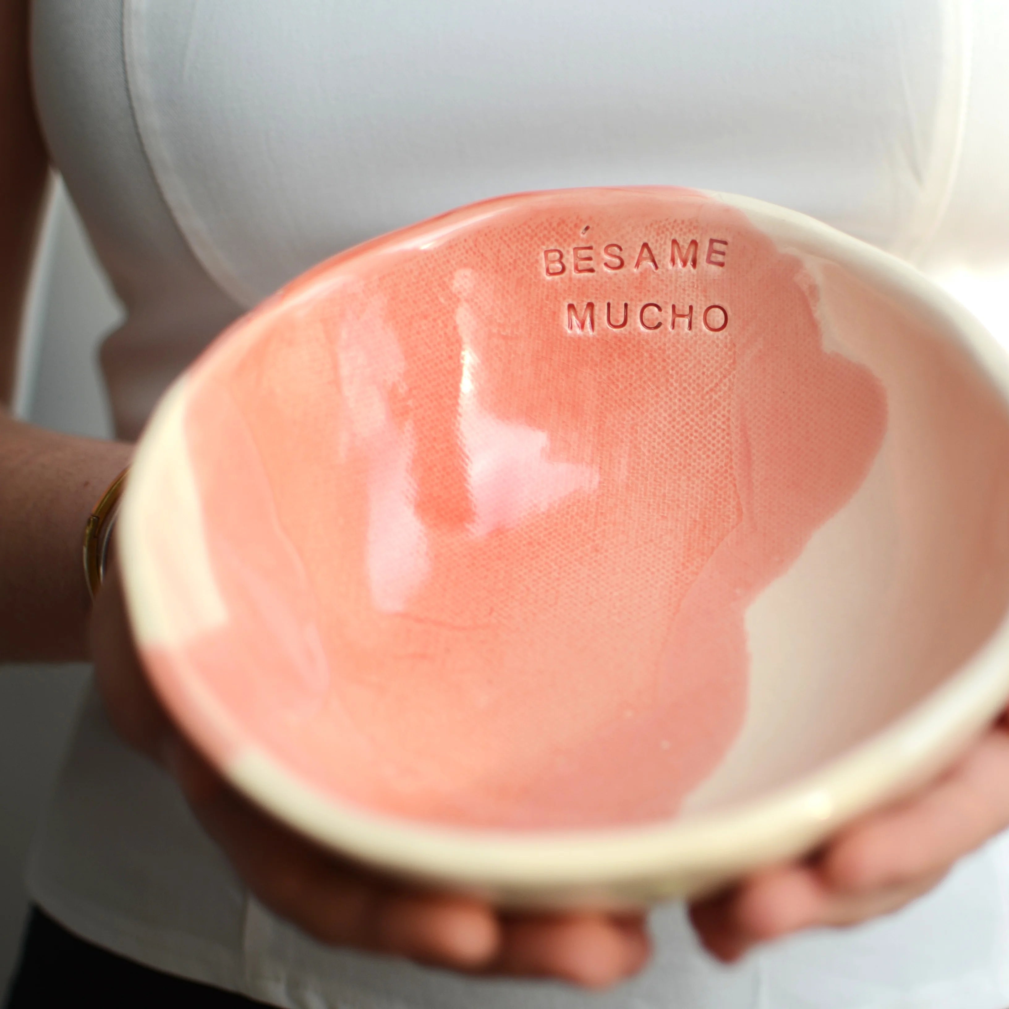 Detalle bowl cerámica artesanal con texto Bésame Mucho hecho a mano - Maia Artesanía Cerámica