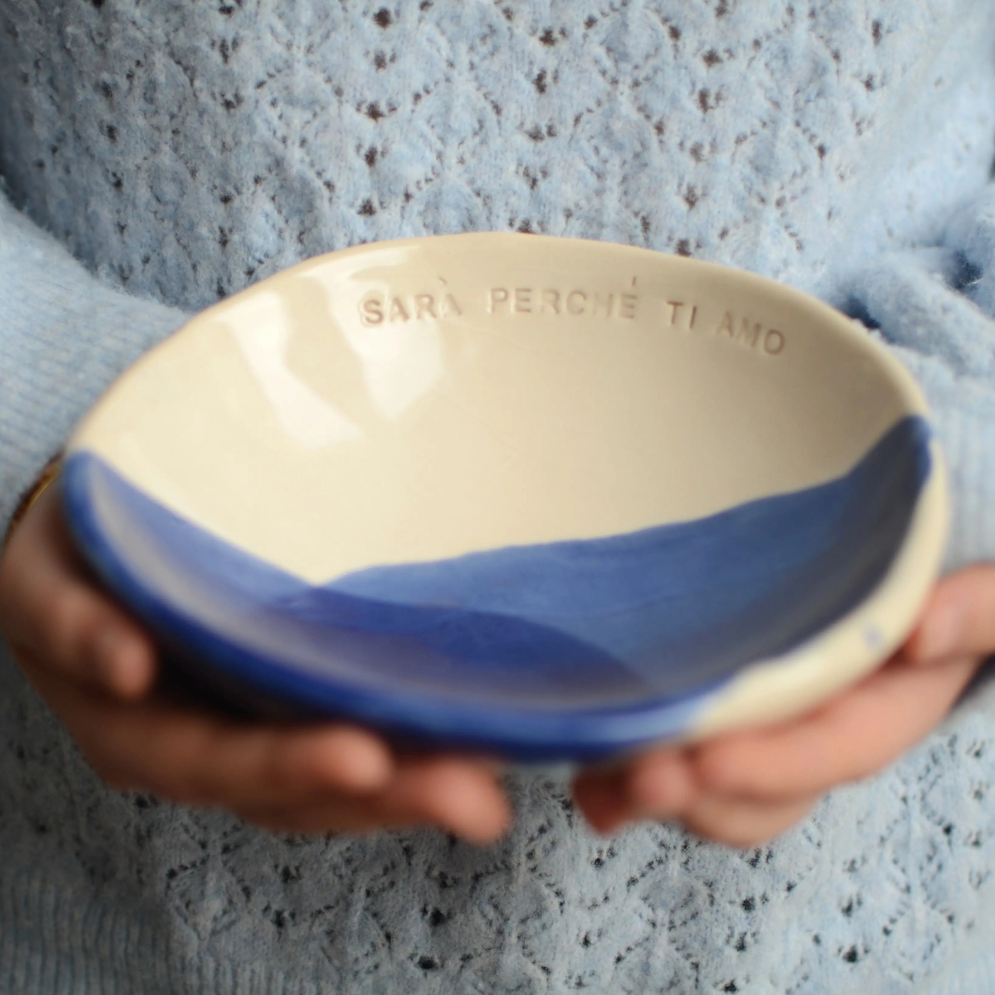 Bowl cerámica artesanal con texto Sará Perché Ti Amo esmaltado en blanco y azul - Maia Artesanía Cerámica