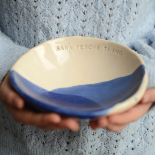 Bowl cerámica artesanal con texto Sará Perché Ti Amo esmaltado en blanco y azul - Maia Artesanía Cerámica