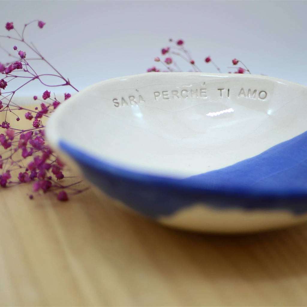 Detalle bowl cerámica artesanal Sará Perché Ti Amo hecho a mano en blanco y azul - Maia Artesanía Cerámica