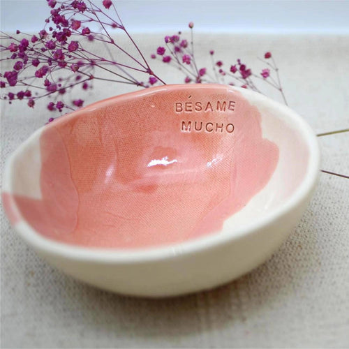 Bowl cerámica artesanal con texto Bésame Mucho esmaltado en blanco y rosa - Maia Artesanía Cerámica