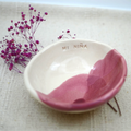 Bowl de cerámica artesanal hecho a mano, esmaltado en blanco y rosa con el texto Mi Niña – Maia Artesanía Cerámica