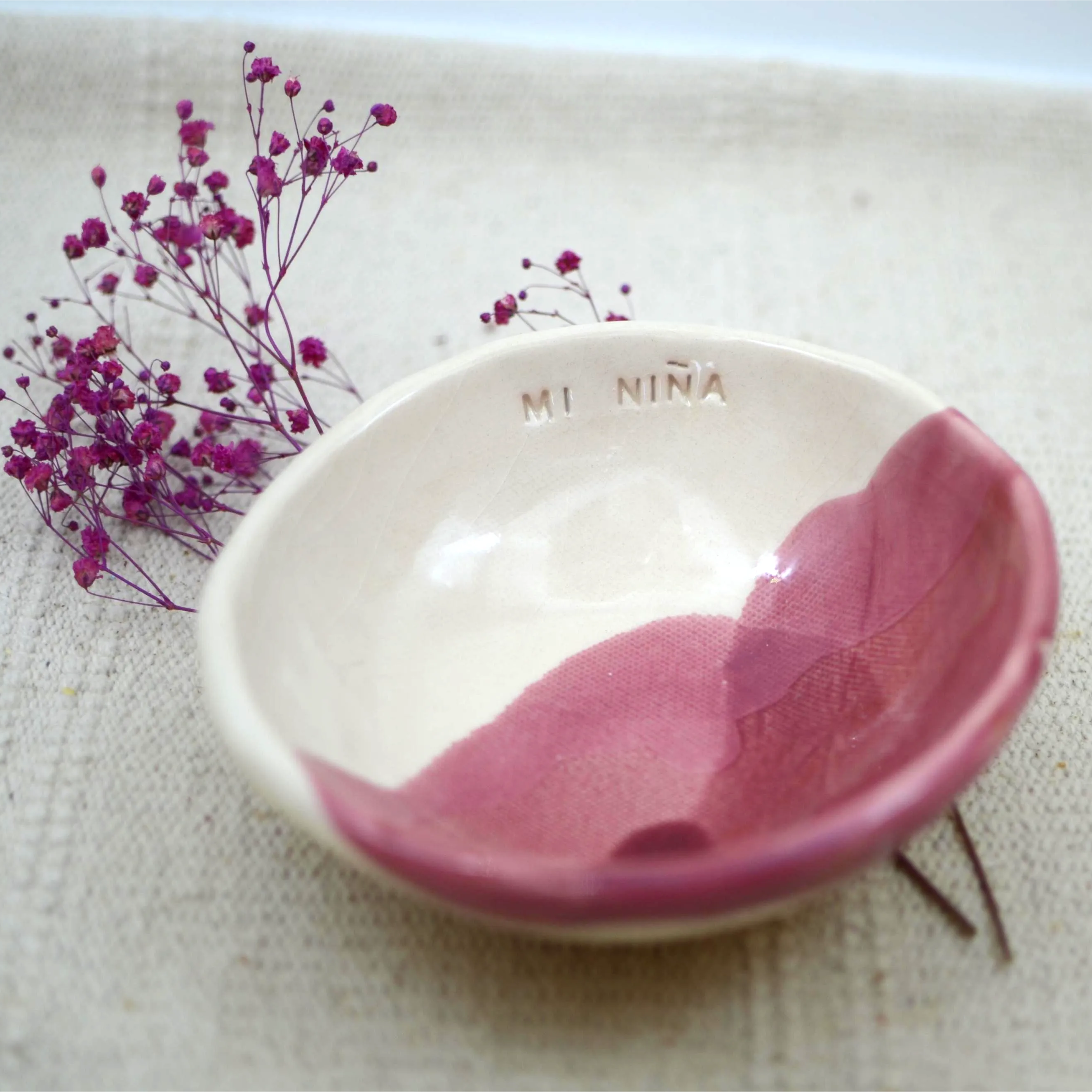 Bowl de cerámica artesanal hecho a mano, esmaltado en blanco y rosa con el texto Mi Niña – Maia Artesanía Cerámica