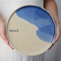 Plato grande cerámica artesanal personalizable 25cm esmaltado en azul y blanco hecho a mano - Maia Artesanía Cerámica