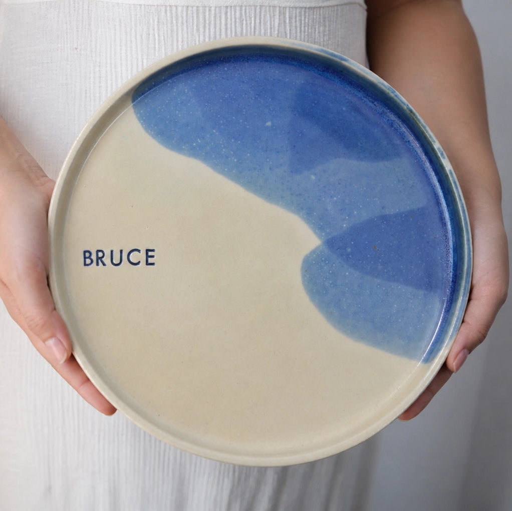Plato grande cerámica artesanal personalizable 25cm esmaltado en azul y blanco hecho a mano - Maia Artesanía Cerámica