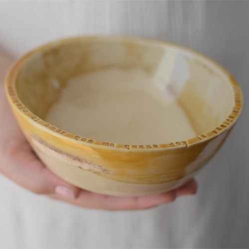 Bowl cerámica artesanal con frase Con Todo el Amor que me Queda Doy la Vuelta al Mundo esmaltado en miel y blanco - Maia Artesanía Cerámica