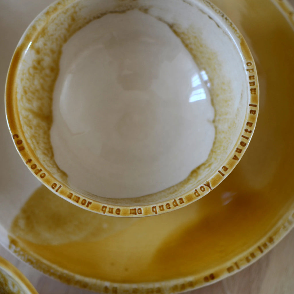 Detalle inscripción Con Todo el Amor que me Queda en bowl cerámica artesanal miel y blanco - Maia Artesanía Cerámica