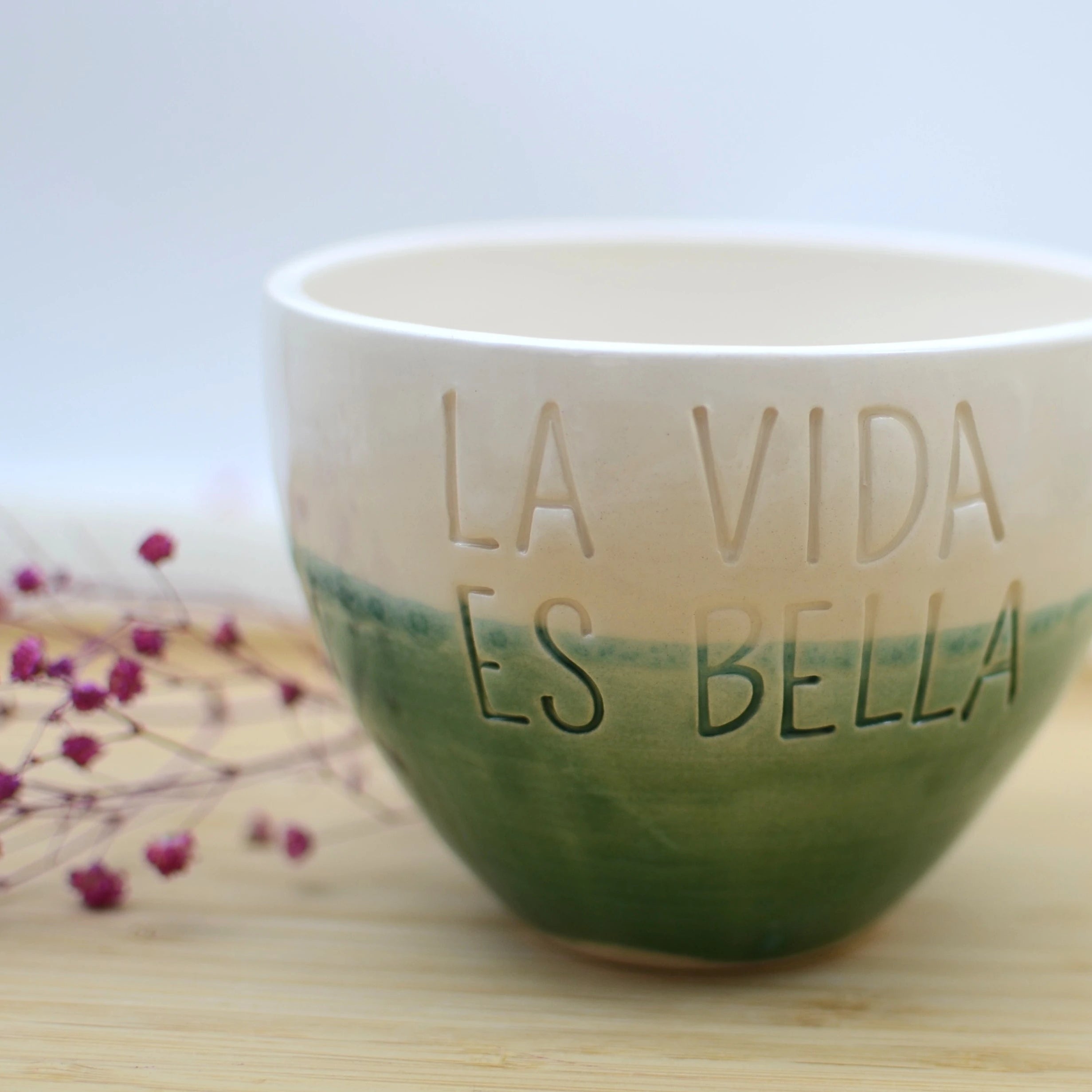 Detalle mensaje La Vida es Bella bowl cerámica artesanal verde hecho a mano - Maia Artesanía Cerámica