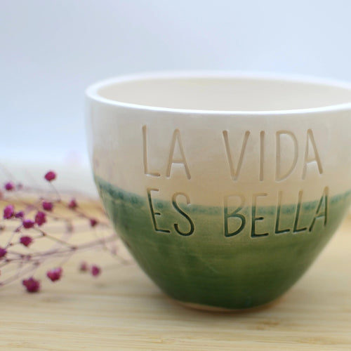 Detalle mensaje La Vida es Bella bowl cerámica artesanal verde hecho a mano - Maia Artesanía Cerámica