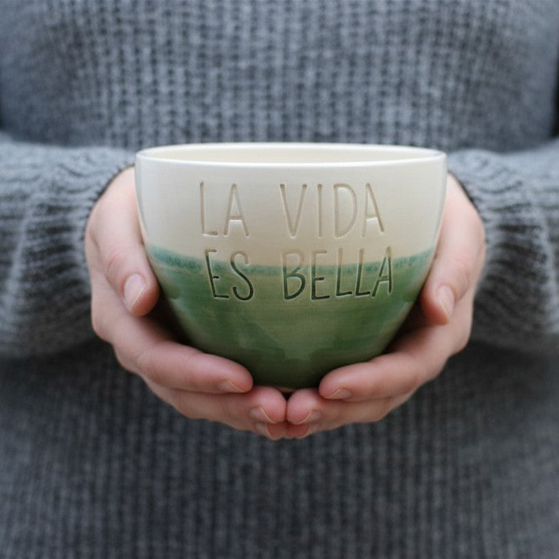 Manos sosteniendo bowl cerámica artesanal La Vida es Bella verde hecho a mano 500ml - Maia Artesanía Cerámica