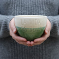 Manos sosteniendo bowl cerámica artesanal La Vida es Bella verde hecho a mano 500ml - Maia Artesanía Cerámica