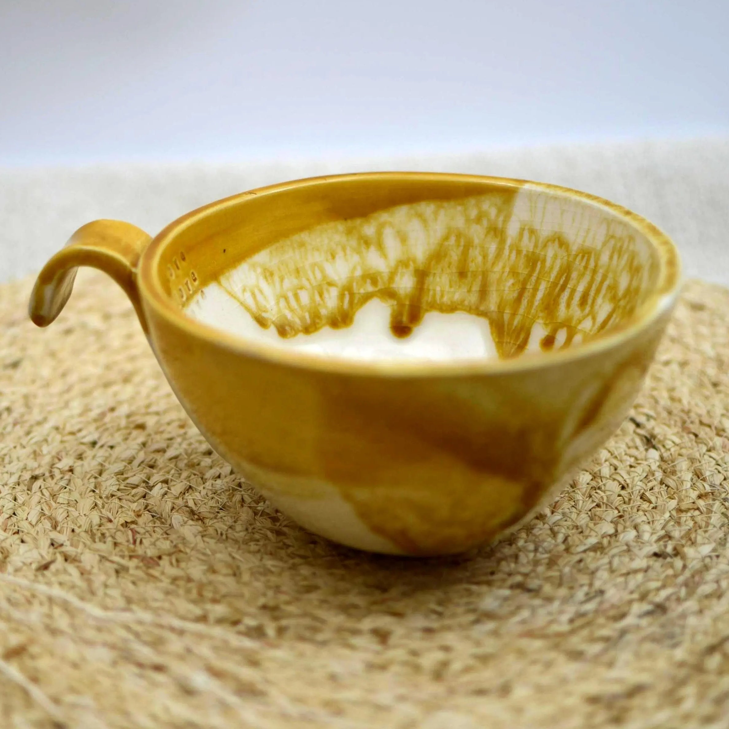 Detalle mensaje Love Love Love bowl cerámica artesanal efecto craquelado miel y crudo para boda - Maia Artesanía Cerámica