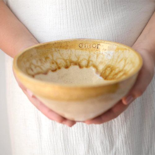 Detalle mensaje Amor Amor en bowl cerámica artesanal efecto craquelado miel y crudo para boda - Maia Artesanía Cerámica