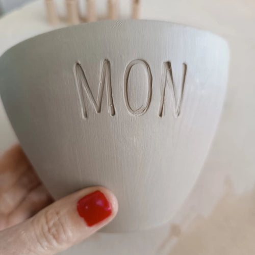 Detalle bowl cerámica artesanal Mon Amour hecho a mano en blanco y morado - Maia Artesanía Cerámica