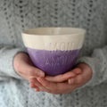 Bowl cerámica artesanal con texto Mon Amour esmaltado en blanco y morado - Maia Artesanía Cerámica