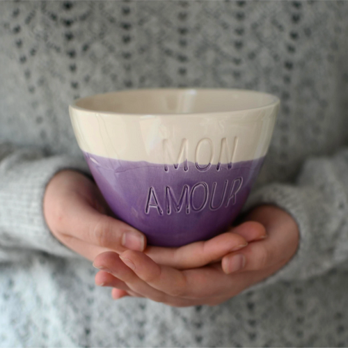 Bowl cerámica artesanal con texto Mon Amour esmaltado en blanco y morado - Maia Artesanía Cerámica