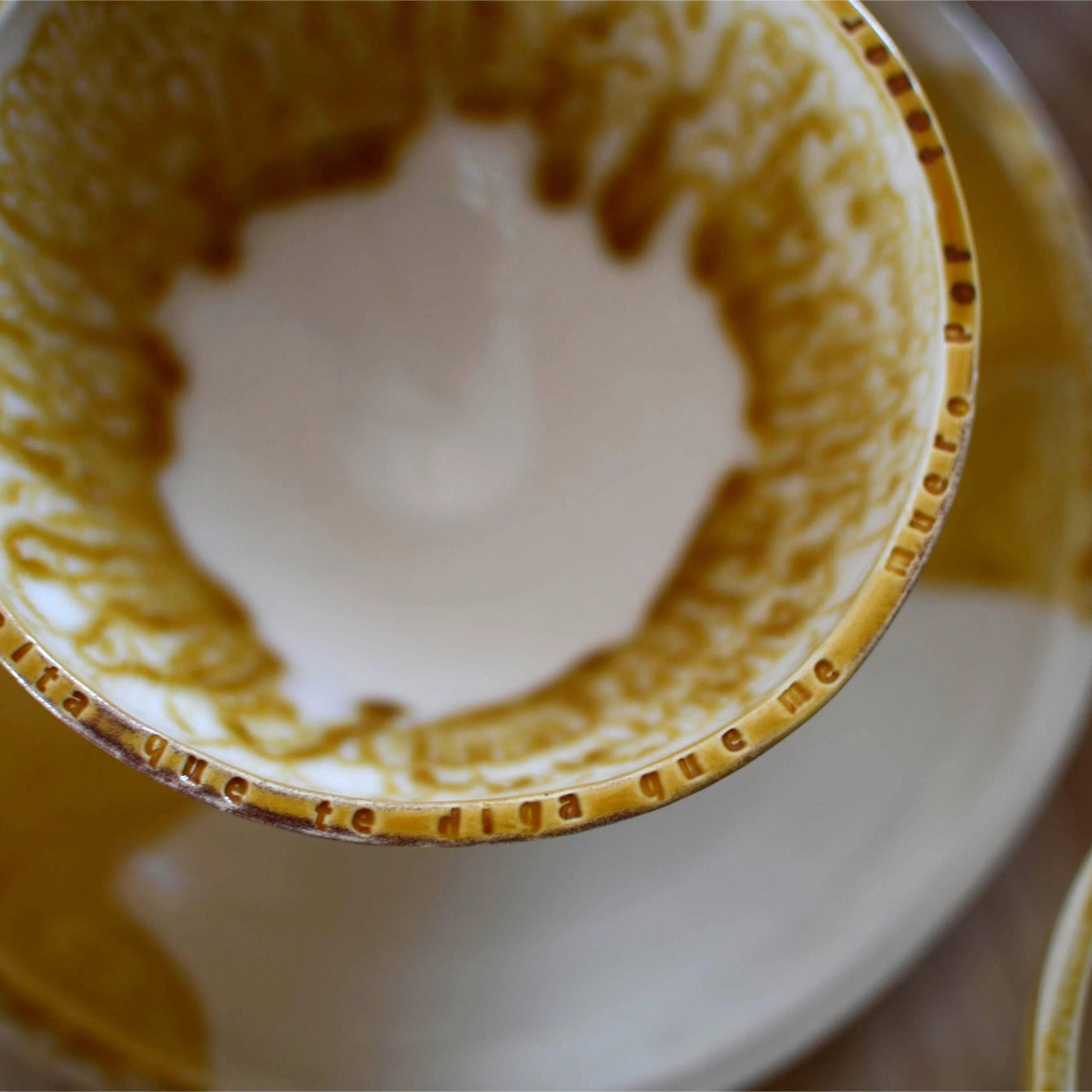 Detalle frase ¿Y hace falta que te diga que me muero por tener algo contigo? bowl cerámica artesanal efecto craquelado - Maia Artesanía Cerámica
