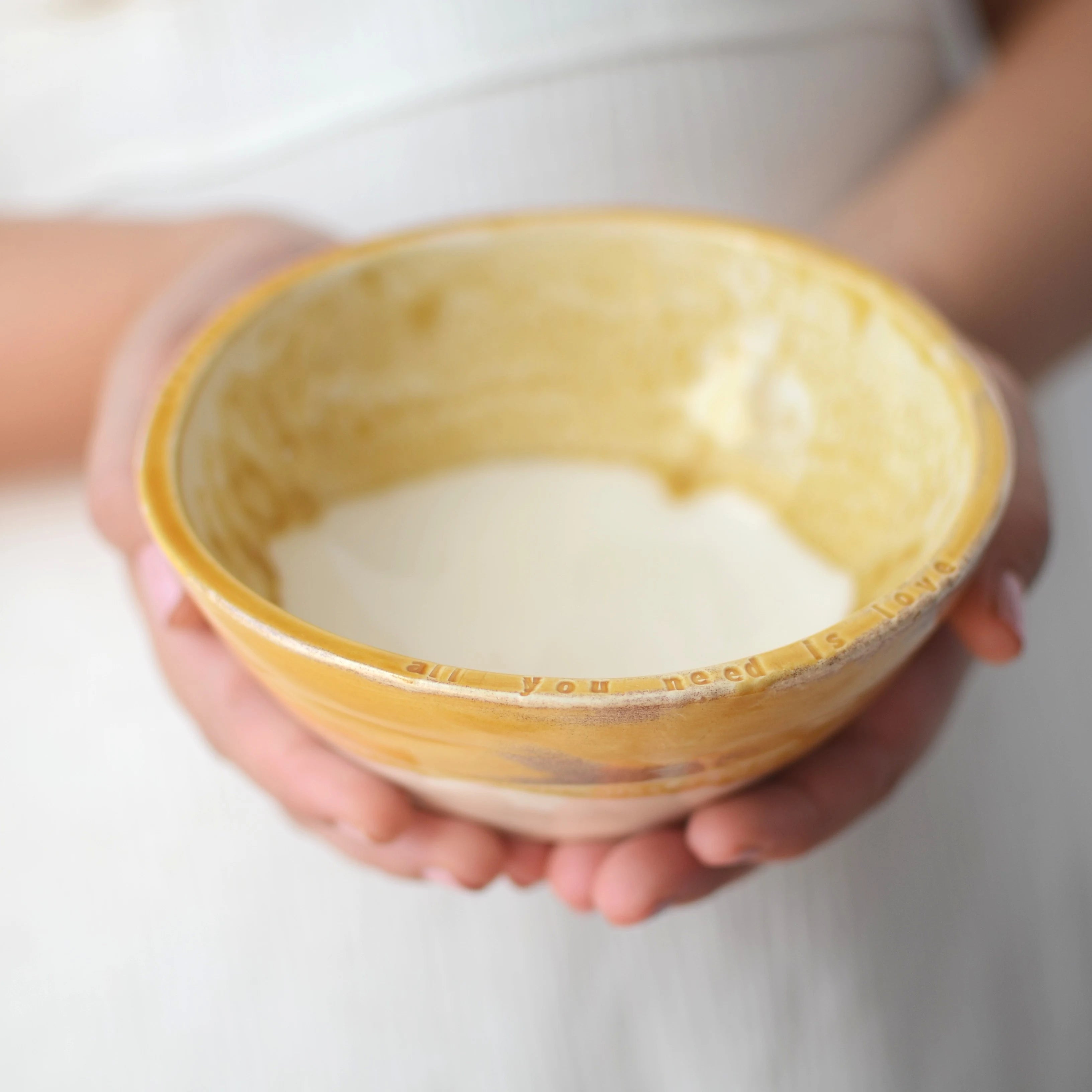 Bowl cerámica artesanal All You Need Is Love arcilla blanca con chamota esmalte crudo y miel efecto craquelado hecho a mano 380ml - Maia Artesanía Cerámica