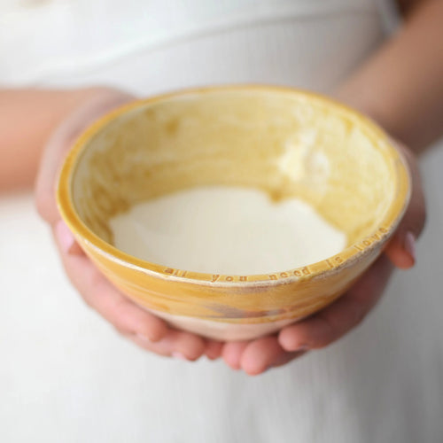Bowl cerámica artesanal All You Need Is Love arcilla blanca con chamota esmalte crudo y miel efecto craquelado hecho a mano 380ml - Maia Artesanía Cerámica