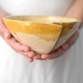 Bowl cerámica artesanal con texto Amor Amor Amor esmaltado en miel y blanco hecho a mano - Maia Artesanía Cerámica