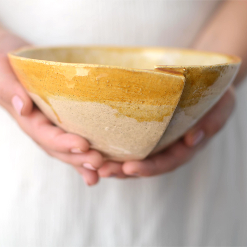 Bowl cerámica artesanal con texto Amor Amor Amor esmaltado en miel y blanco hecho a mano - Maia Artesanía Cerámica