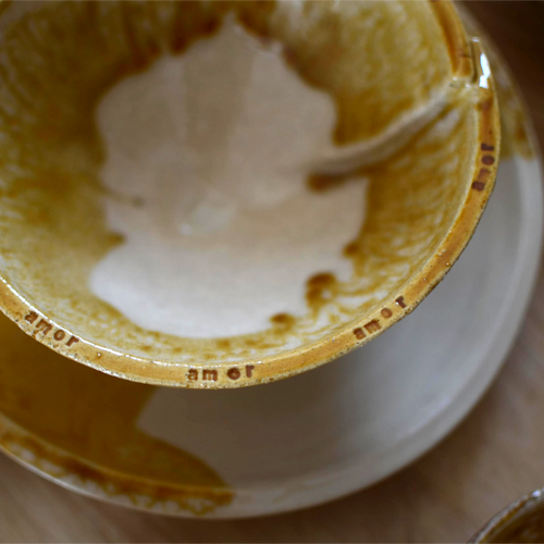 Detalle texto Amor Amor Amor en bowl cerámica artesanal miel y blanco - Maia Artesanía Cerámica
