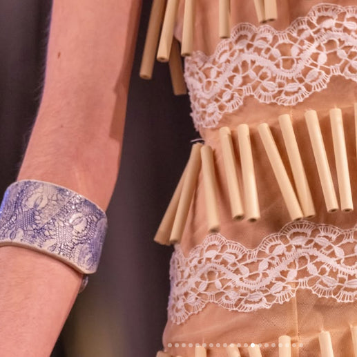 Brazalete Cerámica Encaje de Camariñas Azul Artesanal | Maia Cerámica