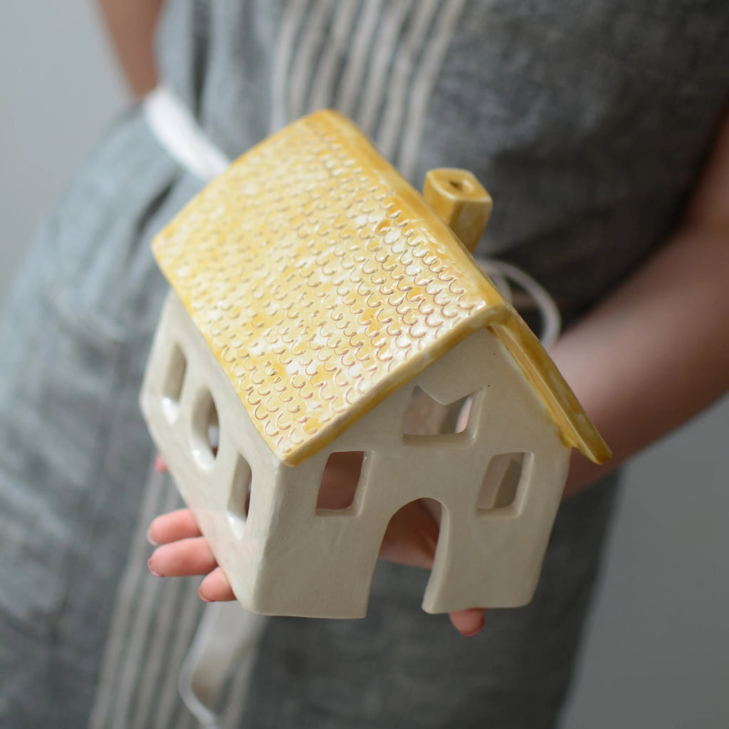 Casita de cerámica decorada a mano en taller creativo con Maia Artesanía