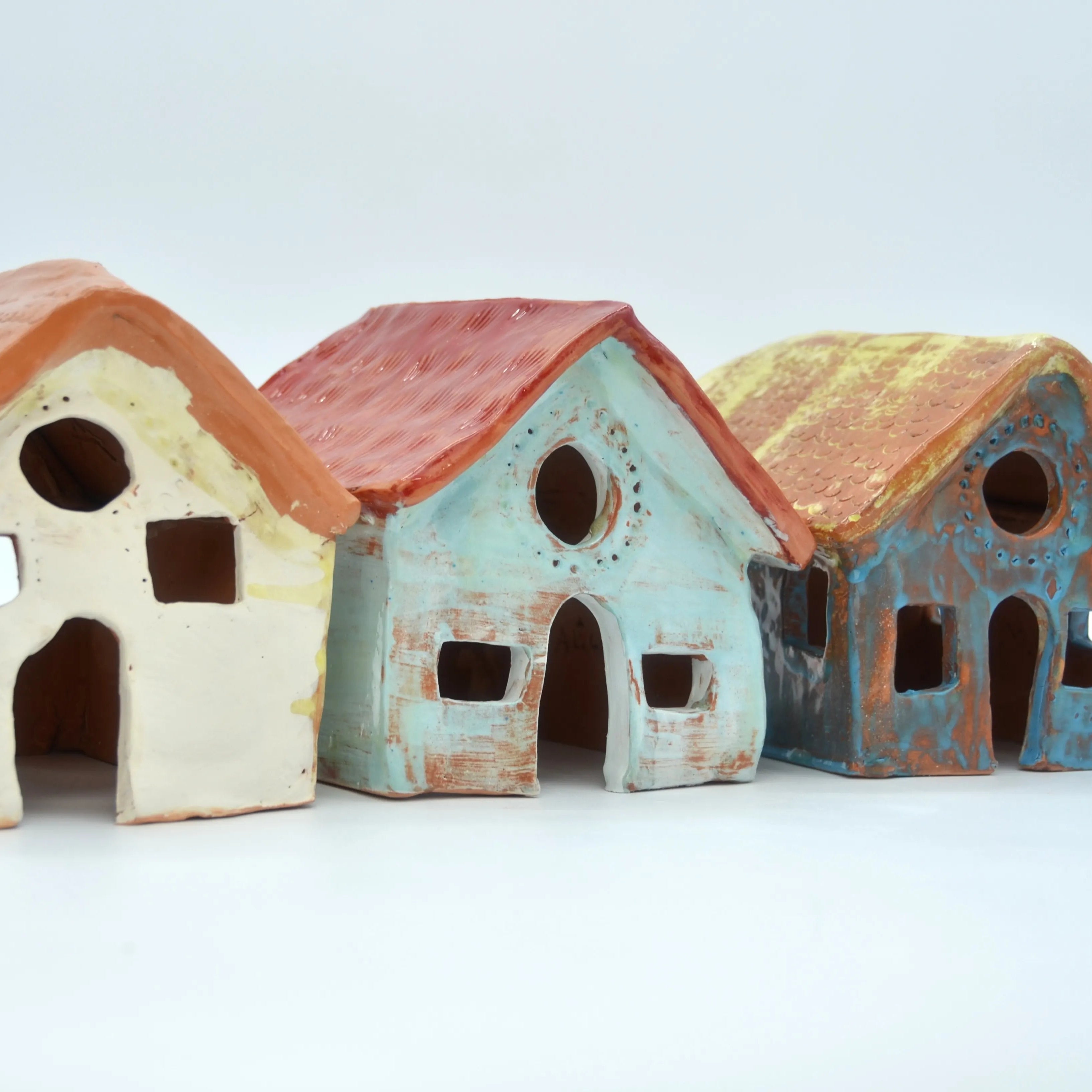Casita de cerámica decorada a mano en taller creativo con Maia Artesanía Ceramica Almerimar