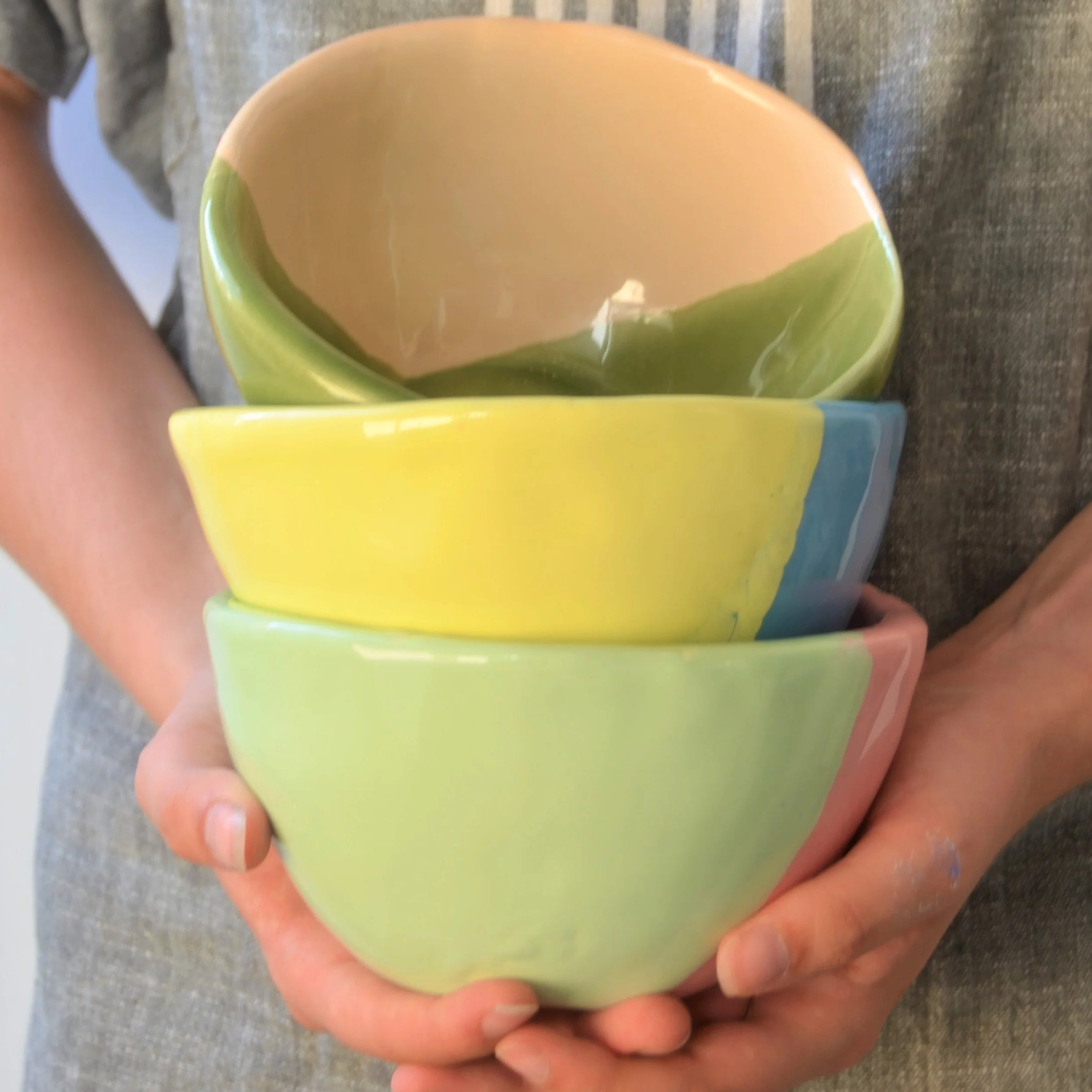 Clase de cerámica para niños a partir de 5 años en el taller de Maia en Ceramica Almerimar