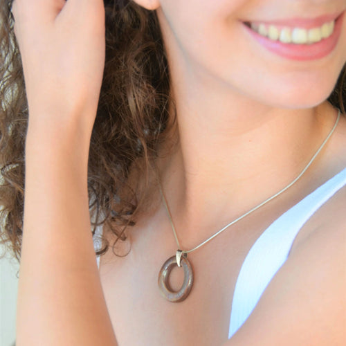 colgante-aro-plata-regalo-marron-maia-ceramics-joyeria2