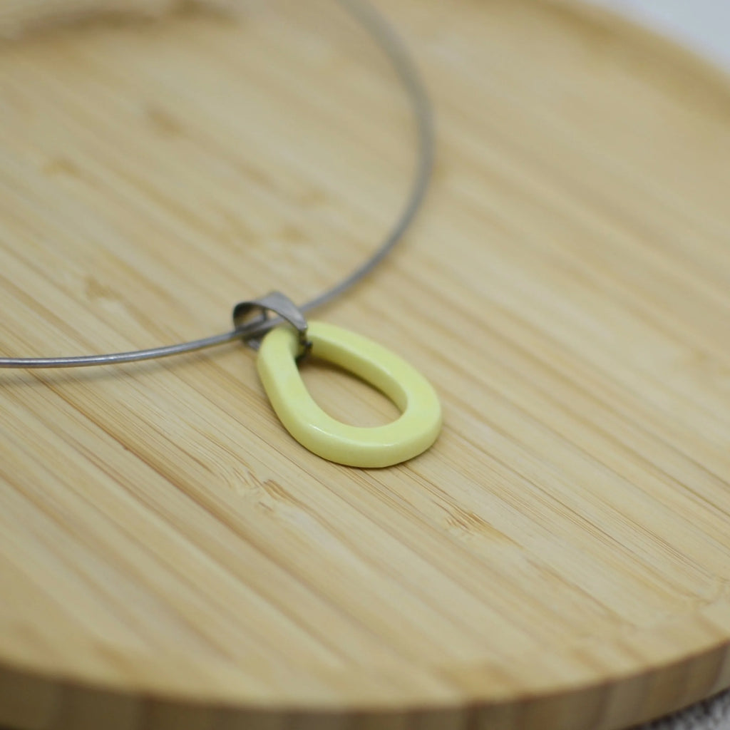 colgante-artesania-ceramica-cuero-plata-amarillo-regalo