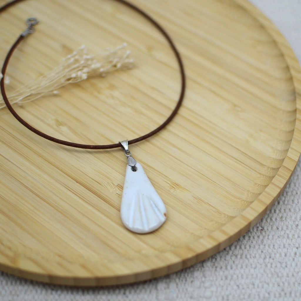 colgante-artesania-ceramica-plata-cuero-gota-blanco-regalo1
