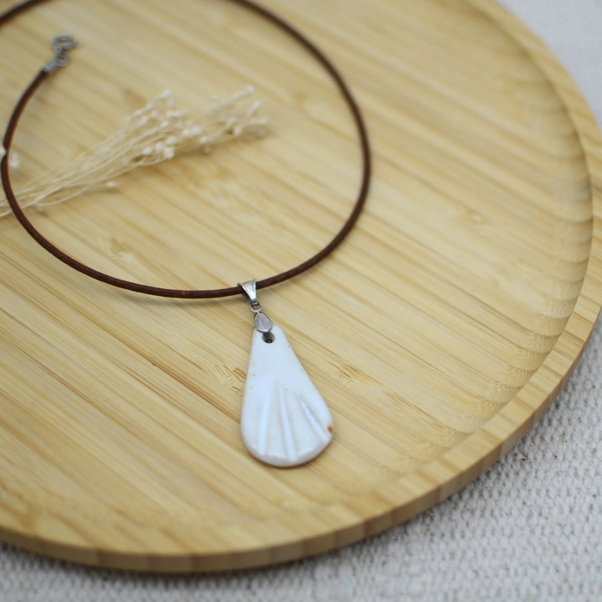 colgante-artesania-ceramica-plata-cuero-gota-blanco-regalo1