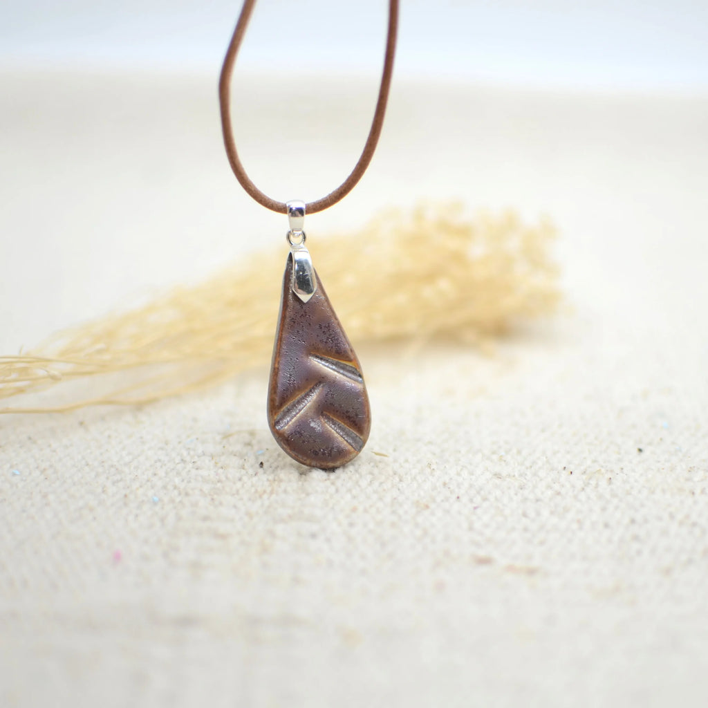 colgante-ceramica-artesanal-plata-gota-marron-dorado-regalo